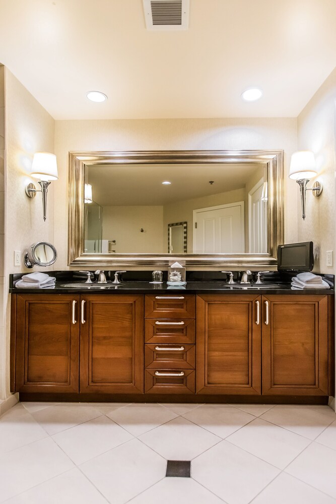 Deluxe Studio Suite, 1 Queen Bed, Non Smoking - Bathroom Sink