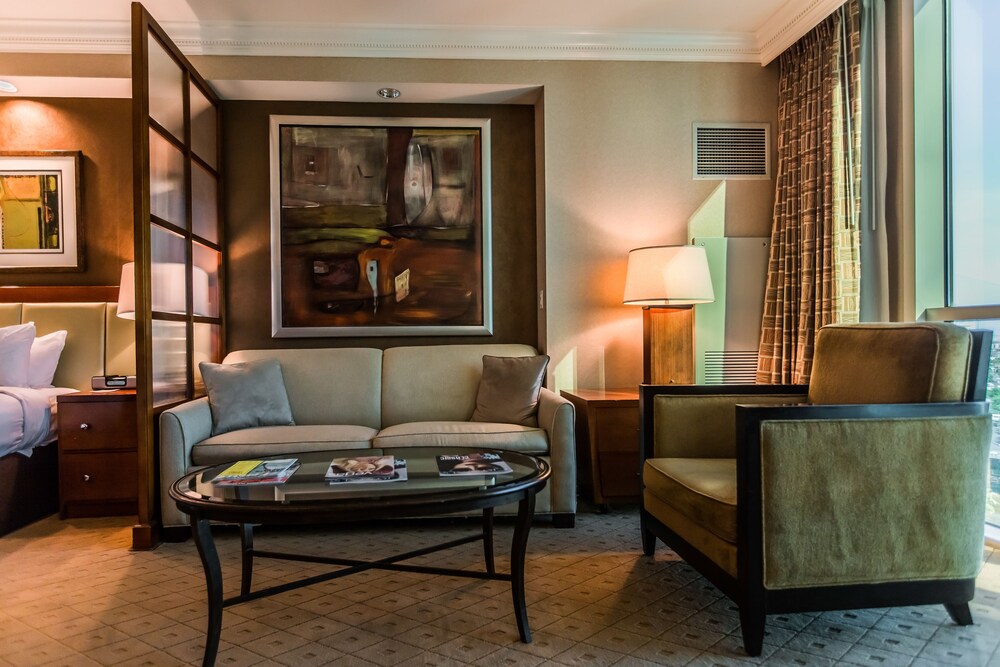 Deluxe Studio Suite, 1 Queen Bed, Non Smoking - Living Room