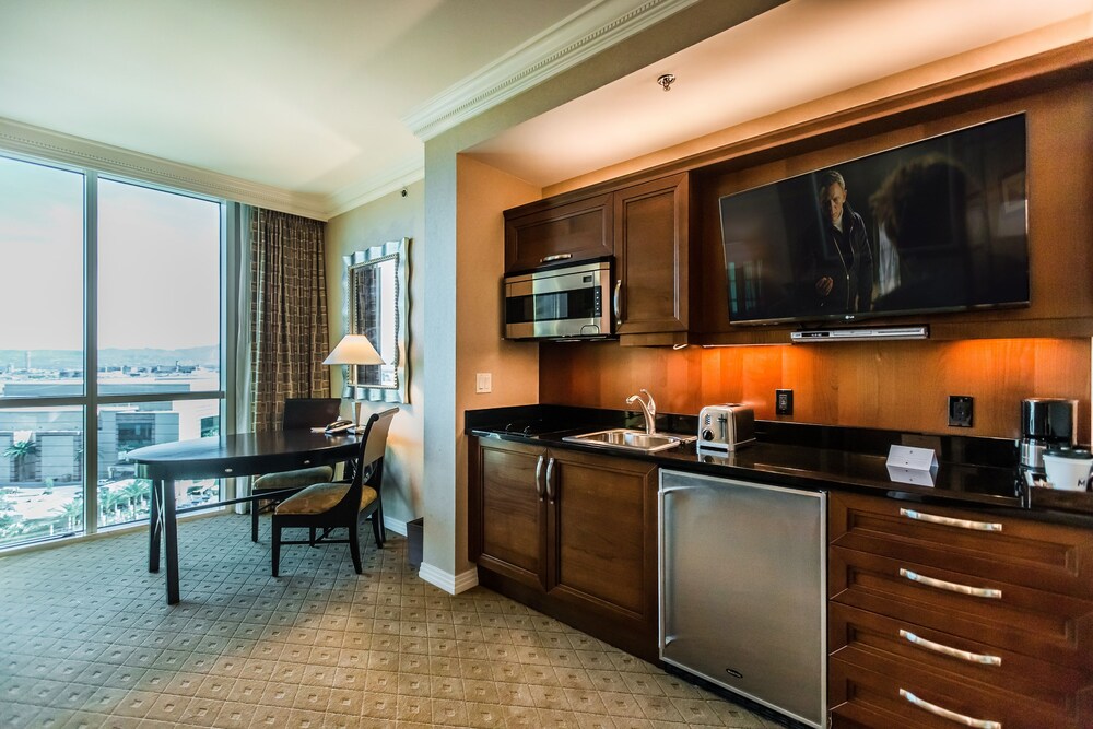 Deluxe Studio Suite, 1 Queen Bed, Non Smoking - Private Kitchenette