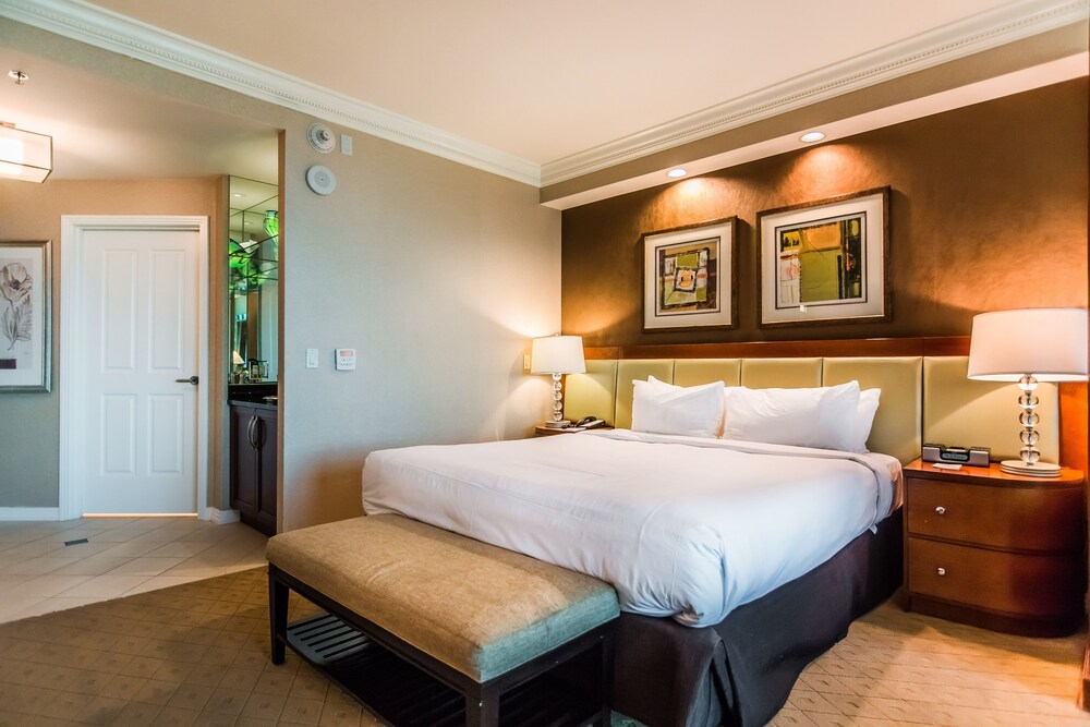 Deluxe Studio Suite, 1 Queen Bed, Non Smoking - Room