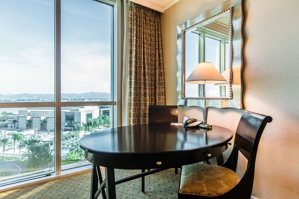 Deluxe Studio Suite, 1 Queen Bed, Non Smoking - Living Area