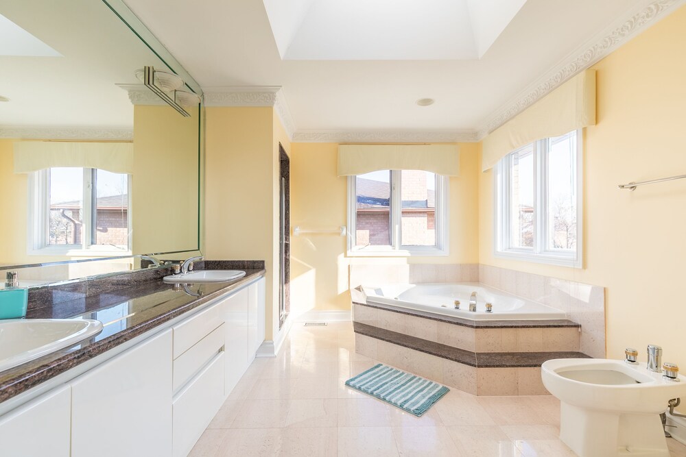 Deluxe Quadruple Room, 2 Queen Beds, Non Smoking, Private Bathroom - Bathroom