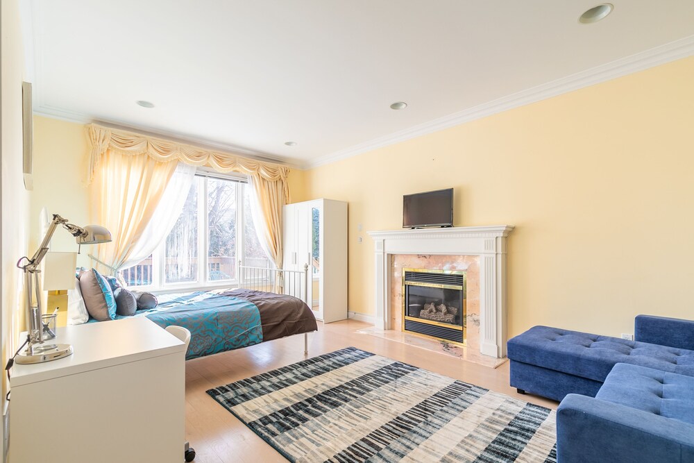 Comfort Quadruple Room, 1 Queen Bed with Sofa bed, Non Smoking, Shared Bathroom - Guestroom