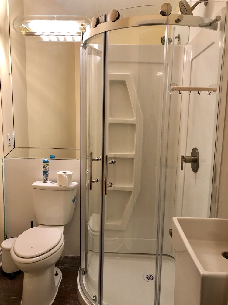 Comfort Quadruple Room, 1 Queen Bed with Sofa bed, Non Smoking, Shared Bathroom - Bathroom