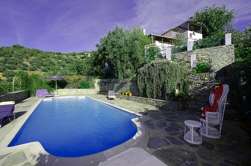 CHARMING, TRADITONAL VILLA, SECLUDED, LUXURY POOL, MAGESTIC SEA VIEWS,WIFI,