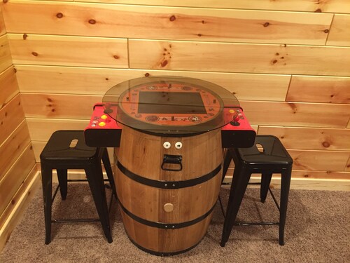 Glen Arbor, walk to town, theater, pool table, 60 game arcade
