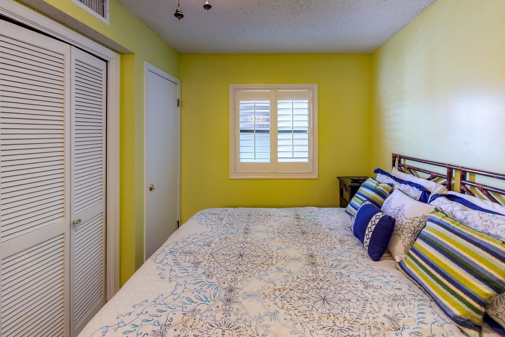 Condo (Seaside Beach & Racquet Club #4811) - Guestroom