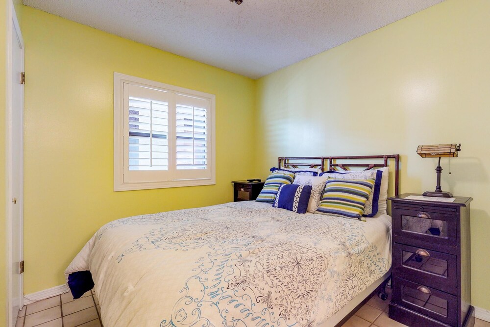 Condo (Seaside Beach & Racquet Club #4811) - Guestroom