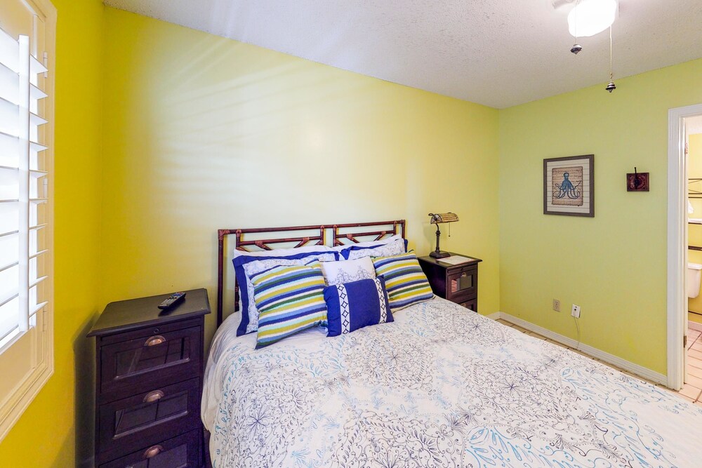 Condo (Seaside Beach & Racquet Club #4811) - Guestroom