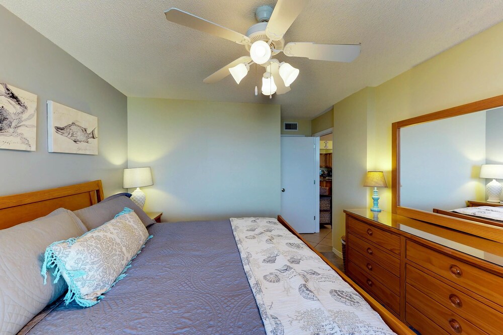 Condo (Seaside Beach & Racquet Club #5417) - Guestroom