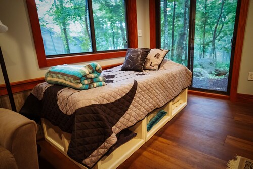 Large Luxury Wintergreen Cabin