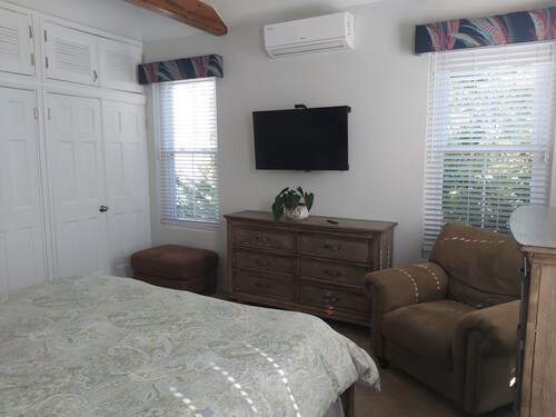 Charming , Comfortable Cottage Near Amenities
