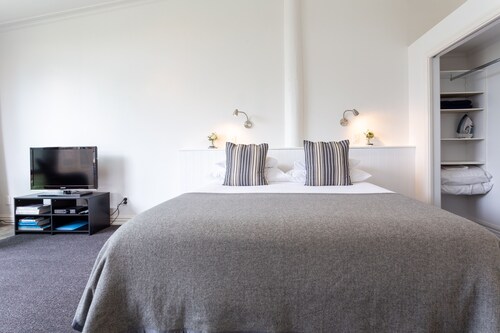 Luxury accommodation with continental breakfast/home made bread
