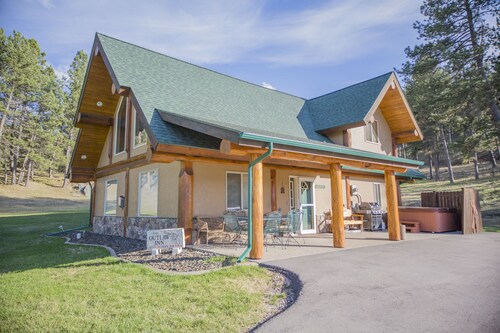 Log Cabin with Hot Tub minutes from Wineries and Sheridan Lake