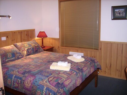 Shadybrook alpine cottage one bedroom No 3 in gardens adjoining the Ovens River