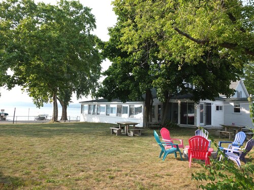 Lil's on the Lake - LARGE, CHARMING, AND PET-FRIENDLY COTTAGE ON CRYSTAL LAKE!