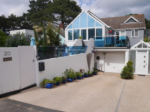 Modern apartment on Sandbanks Peninsula, with private garden. (pet friendly)