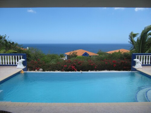 Tropical Oasis - Großer privater Pool, Meerblick, umgeben von Gärten