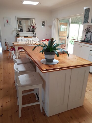 Lavender Cottage - conveniently located - walking distance to township