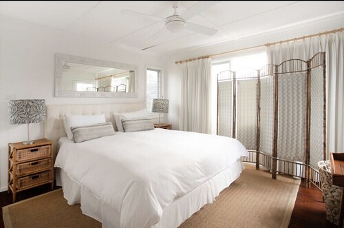Family & pet friendly, walk to beach. Newly renovated, large garden, open plan