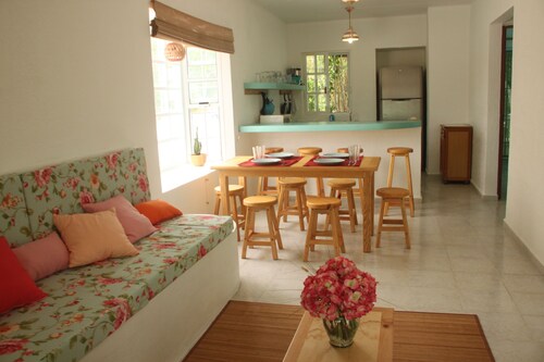 Cosy house jungle view amazing location visiting Riviera Maya, 15min walk Beach