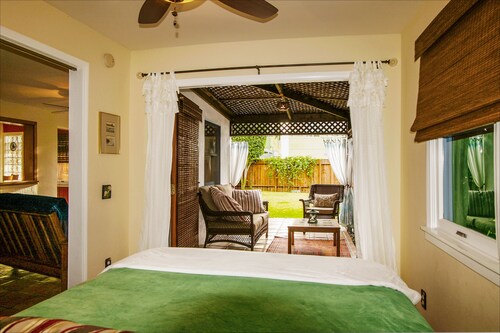 Venice Beach Oceanside Retreat~ Steps to Beach! Gated Yard, BBQ, Parking, Cabana