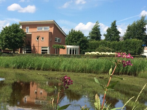 Luxe en stijlvolle villa in Natuurpark omgeven door flora&fauna. Centr.ligging.