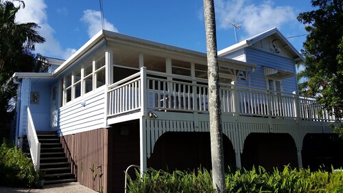 SOUTHPORT Holiday HOME Handy to Broadwater Theme Parks Free WiFi and Netflix.