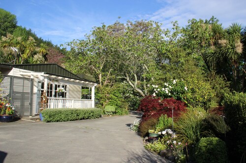 Gisborne guest house/cottage with a rural setting