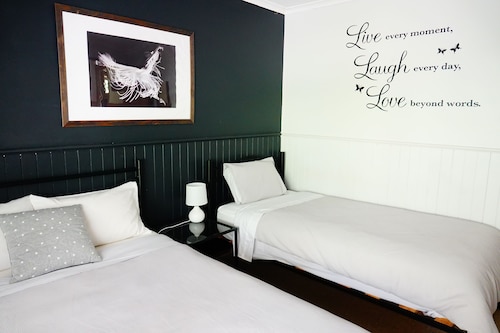 The House Sleeps 2 - 7 3 bedrooms,2 bathrooms