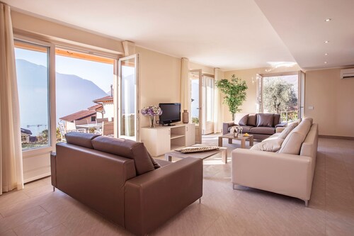 Ossuccio Grande “C“ Private home with pool, terrace, garden "& private parking