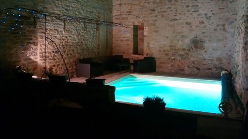 Maison de ville médiévale au coeur du village avec piscine privée, terrasse et cour paisible
