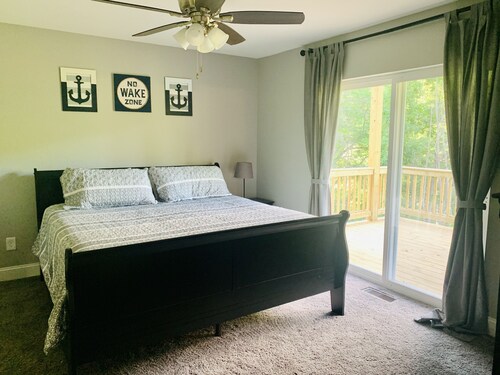 Norris Nook: Lakefront 9br/11ba, Private Dock,Private HotTub,Sleeps 32, Gameroom