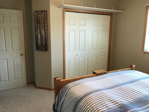 Spacious fully furnished home in Pincher Creek - up to 14 people comfortably!