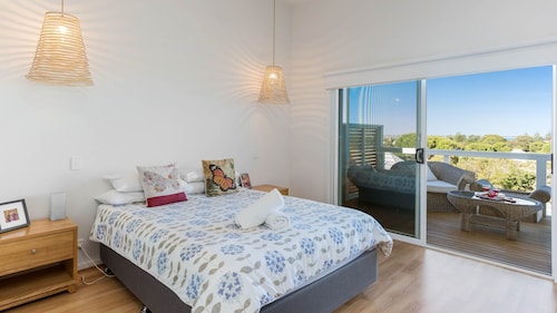 Jakarah Beach House (pet & family friendly) Sleeps 10