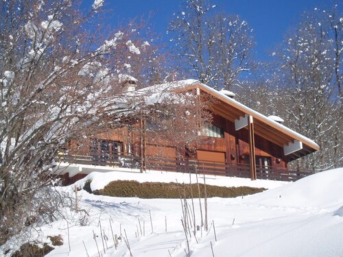 ground floor apartment - 4 people - tastefully decorated - garage - local ski. .