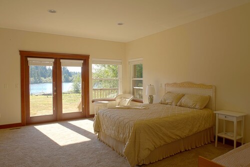 Close-in Beautiful Retreat: Large, Lodge-Like Private Lakefront Setting