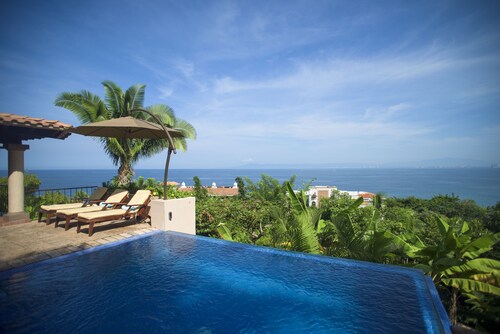 Fall Into Total Relaxation With Amazing Views While Minutes To White Sandy Beach
