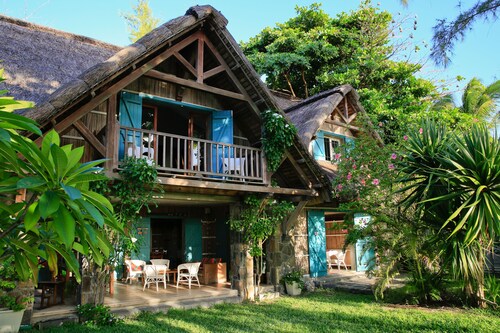 Villa de caractere avec jardin coté mer, 50 mt de la plage et lagon turquoise.
