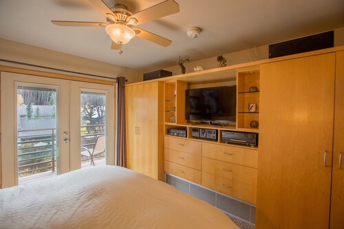 Convenient Location! Walk everywhere, close to Gondola/lift, Pool and Hot Tub