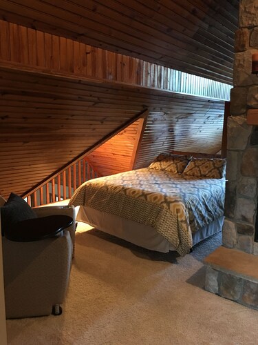 Lakefront Home, Amazing long water views; deep cove