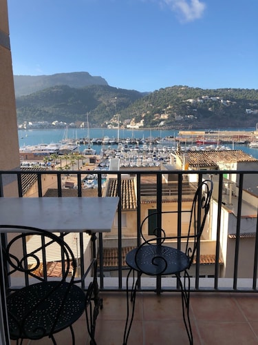 Sea front apartment with spectacular views over the harbor (AC, WIFI and SAT TV)