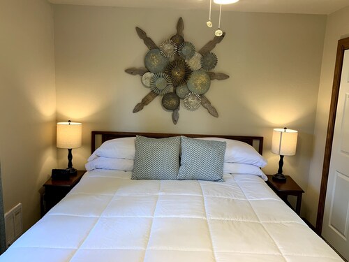 Breathtakingly beautiful, all season, all occasion lake front getaway!