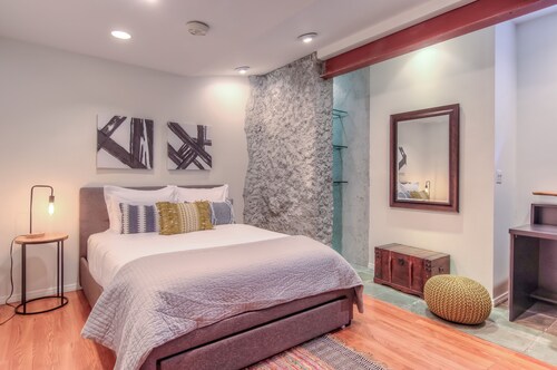 Hollywood Hills Retreat ★ Big Backyard ★ 2 Car Garage ★ MONTHLY DISCOUNT!