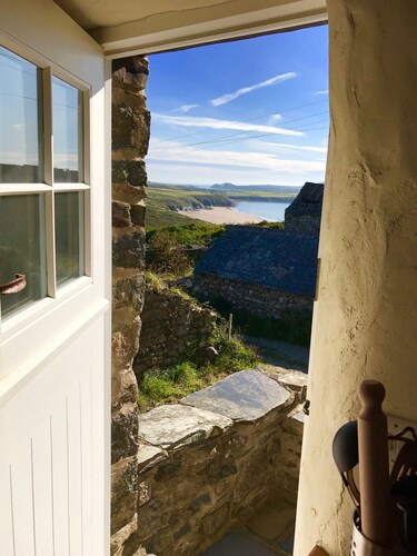 Cosy Cottage with stunning coastal views at the foothill of Carn Llidi mountain