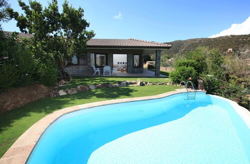 CHIA SPLENDIDA VILLA CON PISCINA CON VISTA SUL MARE E SULLA TORRE