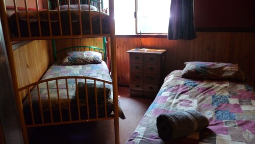Spacious fully self contained two bedroom chalet, nestled in the bush