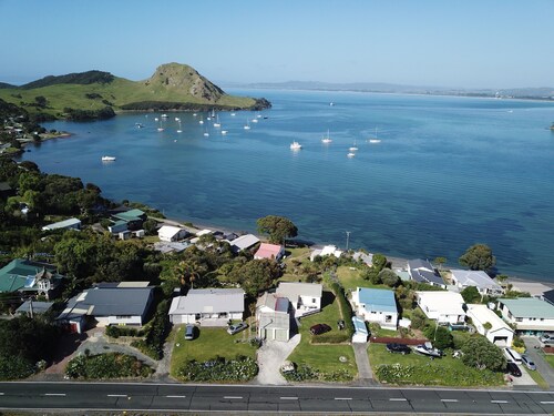 Iconic Kiwi Bach, magical Sea and Bush views