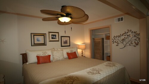 Sandy Toes! King Bed - Newly Renovated - Clean