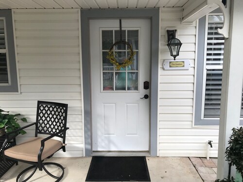 Newly Remodeled 1 Bedroom, 1 Bath Suite with Outdoor Grill Close to the Villages
